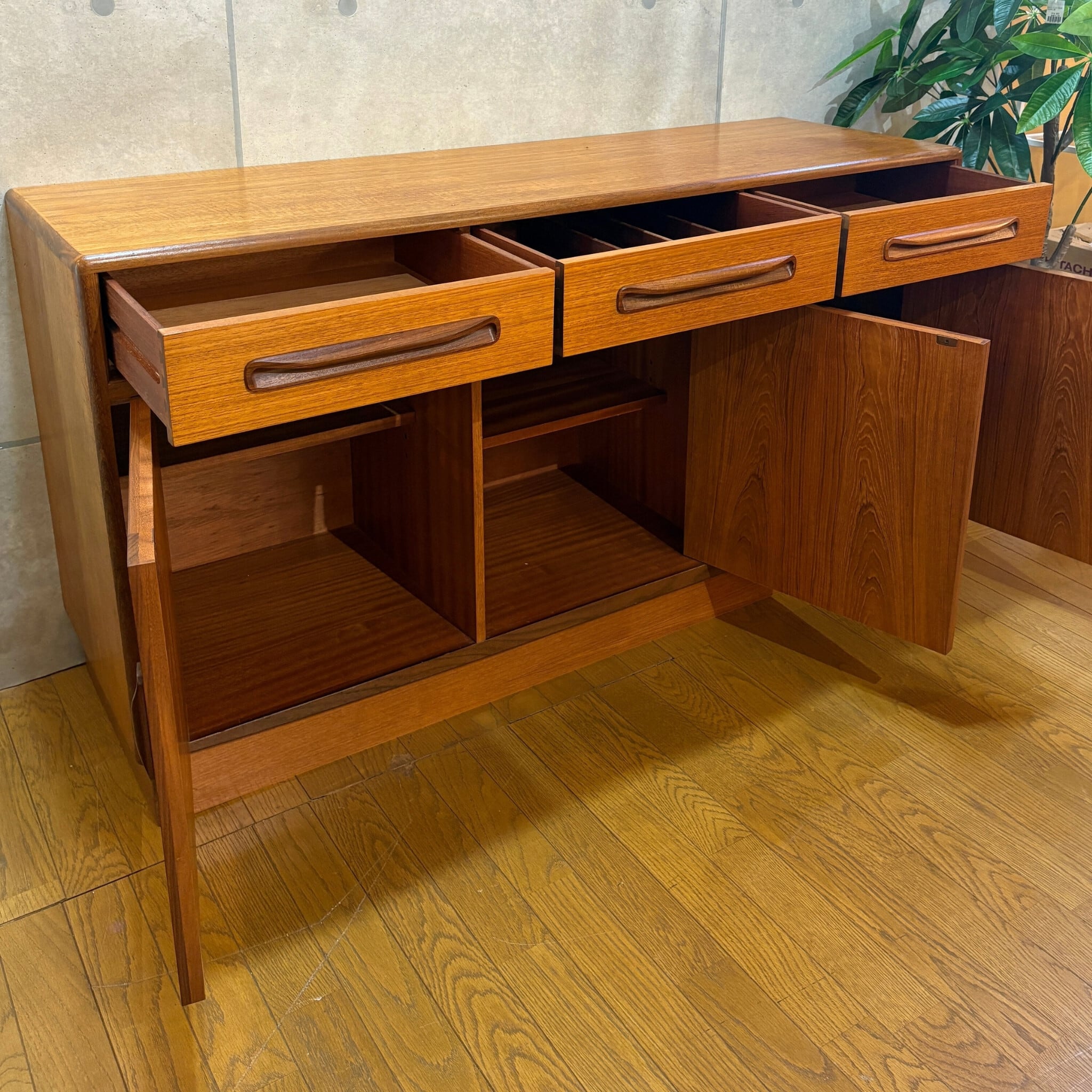 VINTAGE】G-PLAN（ジープラン）サイドボード Fresco | フレスコ | UK